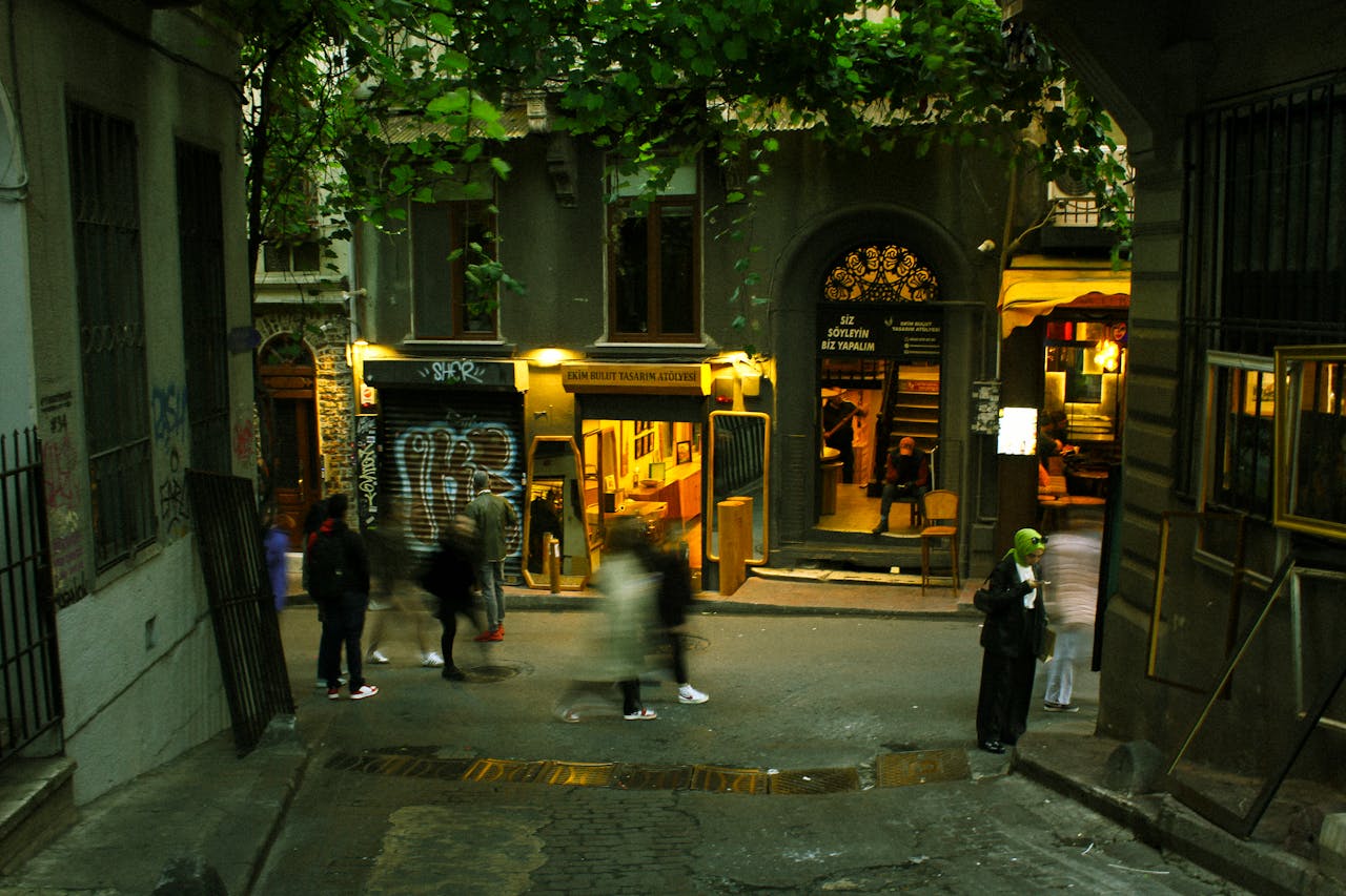 bustling-evening-street-scene-in-city-alleyway-32693029