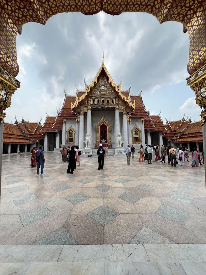 beautiful-wat-benchamabophit-temple-in-bangkok-32647724